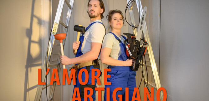A couple stands back to back with tools in their hands. Ladders are visible in the background. | © SLT / Christian Krautzberger