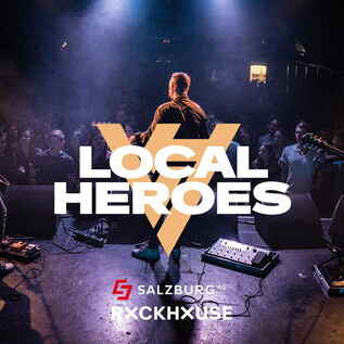 Eine Live-Musikveranstaltung mit einer Band auf der Bühne. Im Hintergrund ist das Publikum zu sehen, das die Performance genießt. | © Rockhouse Salzburg