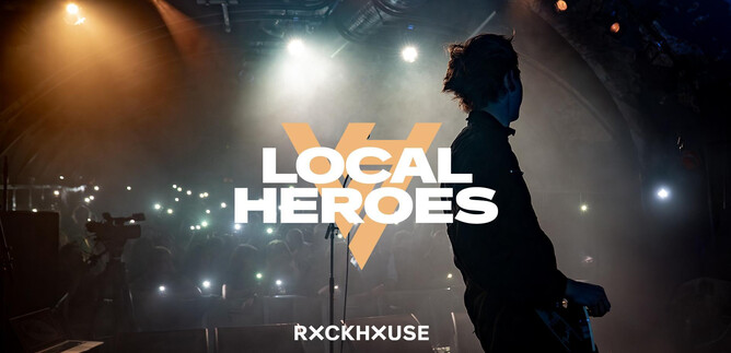 Eine lebhafte Konzertszene mit einem Musiker im Vordergrund und funkelnden Lichtern im Hintergrund. Der Schriftzug "Local Heroes" ist zentral platziert. | © Rockhouse Salzburg