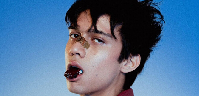 Ein Jugendlicher mit zerzaustem Haar schaut direkt in die Kamera. Er hat einen Pflaster auf der Nase und einen auffälligen Ausdruck im Gesicht. | © Mala Kolumna