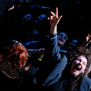 Eine lebhafte Menschenmenge feiert und tanzt voller Energie. Viele Gesichter zeigen Freude und Begeisterung. | © Paolo Jamil Sieweck