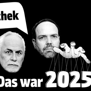 Ein schwarz-weißes Bild mit zwei Männern, die in einem Comic-Stil dargestellt sind. Über ihnen schwebt die Sprechblase "Das war 2025" und im Vordergrund sind Puppen mit Fäden zu sehen. | © ORF / Roman Zach-Kiesling