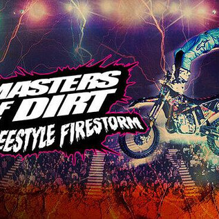 A rider impressively jumps through the air on a motorcycle. In the background, an enthusiastic audience and colorful light effects can be seen. | © Fechter Management & Verlag GmbH