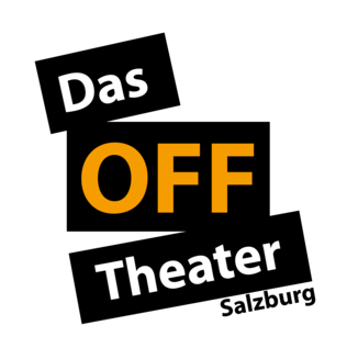 Eine Gruppe von sieben Personen trägt T-Shirts in Weiß und hat lustige Tiernasen aufgesetzt. Sie posieren humorvoll vor einem dunklen Hintergrund. | © Off Theater