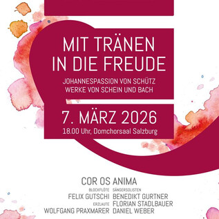 Un clown joyeux en costume à carreaux se tient au premier plan et divertit le public. À l'arrière-plan, un orchestre joue avec divers instruments. | © CorOsAnima