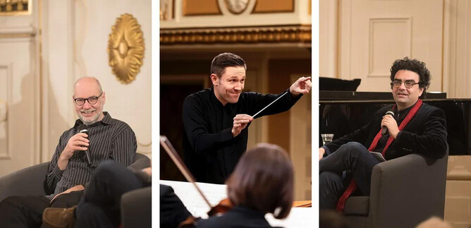 Három férfi ül egy kanapén egy elegáns szobában. Az egyikük dirigál egy pálcával, míg a másik kettő figyelmesen hallgat. | © ISM