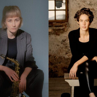 Zwei Frauen sitzen nebeneinander in einem künstlerischen Fotostil. Die linke Frau hält ein Saxophon, während die rechte Frau auf einem Stuhl sitzt. | © Alex Gotter, Sophie Abraham