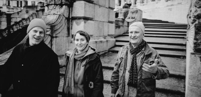 Three people are happily going down the stairs. They are wearing comfortable clothes and hats in an urban environment. | © Eckhard Derschmidt