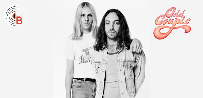 Két zenész pózol fekete-fehér ruhában. Szorosan egymás mellett állnak és a kamerába néznek. | © Rockhouse Salzburg