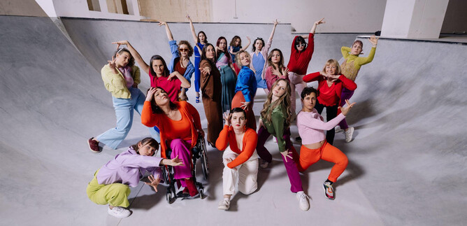 Un grupo de jóvenes mujeres posa de manera creativa en un skatepark cubierto. Llevan ropa colorida y muestran diversas poses dinámicas. | © HIMMELBAUER