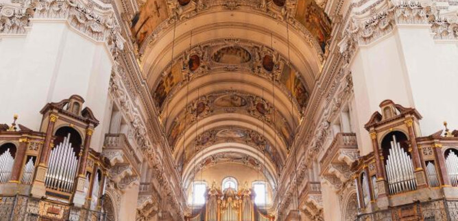 Una magnifica chiesa con soffitti alti e affreschi elaborati. Sulle pareti si possono vedere impressionanti organi. | © Dom zu Salzburg