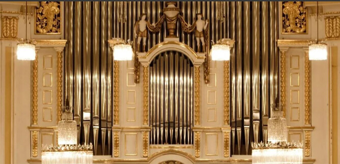 A magnificent organ with golden embellishments in an elegant hall. The architecture is classical and creates a festive atmosphere. | © Wolfgang Lienbacher
