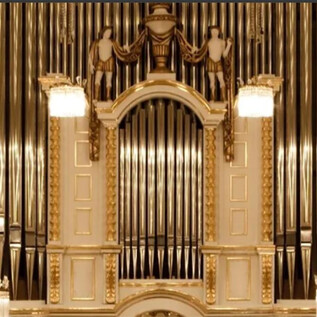 A magnificent organ with golden embellishments in an elegant hall. The architecture is classical and creates a festive atmosphere. | © Wolfgang Lienbacher