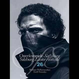 Plakát pro Velikonoční festival v Salzburgu zobrazuje tajemný portrét osoby s šátkem přes obličej. Název a rok jsou jasně viditelné v grafice. | © Osterfesstspiele Salzburg