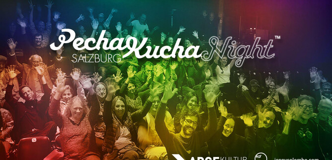 Eine lebhafte Veranstaltung mit vielen begeisterten Teilnehmern, die ihre Arme heben. Das Event trägt den Namen "Pechakucha Night" in Salzburg. | © pechakuchasalzburg.wordpress.com
