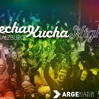 Eine lebhafte Veranstaltung mit vielen begeisterten Teilnehmern, die ihre Arme heben. Das Event trägt den Namen "Pechakucha Night" in Salzburg. | © pechakuchasalzburg.wordpress.com