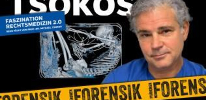 A man stands against a background with forensic images. The text is about a new live program focused on the fascination of forensic medicine. | © Hoanzl Agentur GmbH