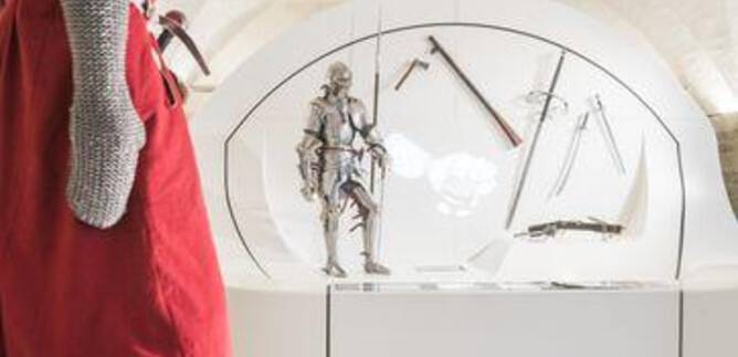 Historická kuchyně se starými kuchyňskými potřebami a kamenným krbem. Podlaha je z velkých kamenů a jsou zde různé hrnce a konvice. | © Festung Hohensalzburg