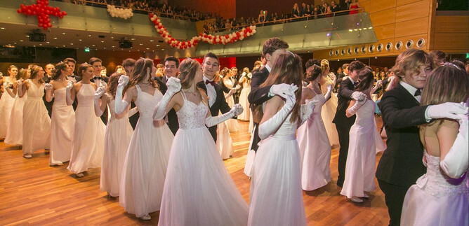 An elegant dance event with many dancers in formal attire. The atmosphere is festive and the guests dance to musical accompaniment. | © wildbild