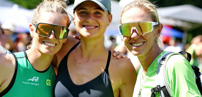 Drei sportliche Frauen lächeln gemeinsam in die Kamera. Sie tragen Sonnenbrillen und sind in sportlicher Kleidung gekleidet. | © Sepp Kühnhold