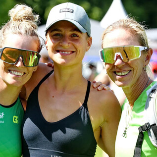 Trois femmes sportives sourient ensemble à la caméra. Elles portent des lunettes de soleil et sont habillées en tenue de sport. | © Sepp Kühnhold