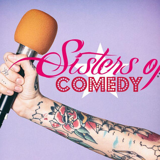 Eine Hand mit einem Mikrofon hält einen orangefarbenen Mikrofonkopf. Der Hintergrund ist lila und der Text "Sisters of Comedy" ist prominent zu sehen. | © elements.envato.com | Rawpixel