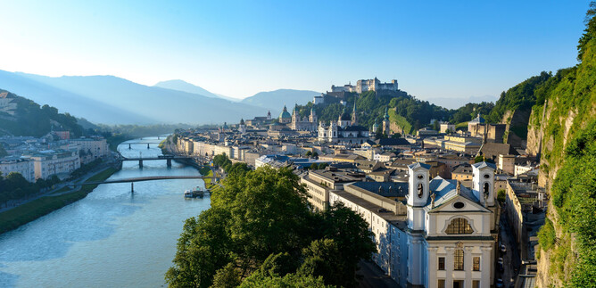 Ein großes, gelbes Haus umgeben von grünen Bäumen. Der Weg führt direkt zum Eingang des Gebäudes. | © TSG Tourismus Salzburg GmbH / G. Breitegger