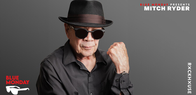 Ein älterer Mann trägt einen schwarzen Hut und Sonnenbrillen. Er posiert selbstbewusst vor einem grauen Hintergrund. | © Alejandro Saldana