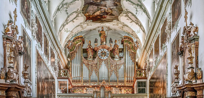 A magnificent church with an impressive organ and richly decorated walls. The ceiling is adorned with ornate frescoes. | © Hiva Naghshi