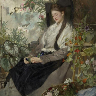 Una ragazza è seduta in una stanza piena di piante e fiori. Ha i capelli lunghi e indossa abiti eleganti. | © DomQuartier