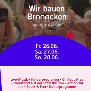 Městský festival s veselými lidmi, kteří si společně užívají zábavu. Nabízí se různé aktivity, včetně živé hudby a programu pro děti. | © movea communication_wundervisuals