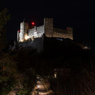 Historická kuchyně se starými kuchyňskými potřebami a kamenným krbem. Podlaha je z velkých kamenů a jsou zde různé hrnce a konvice. | © Festung Hohensalzburg