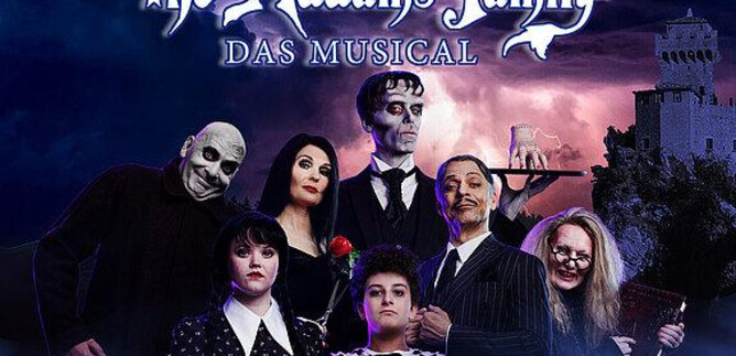 An image from the musical "The Addams Family" shows the characteristic figures in a gloomy atmosphere. The group is dressed in festive clothing and poses in front of a creepy backdrop. | © DS Entertainment