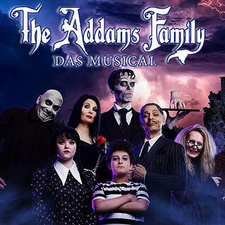 An image from the musical "The Addams Family" shows the characteristic figures in a gloomy atmosphere. The group is dressed in festive clothing and poses in front of a creepy backdrop. | © DS Entertainment