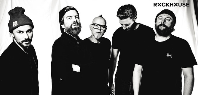A five-member band is posing in front of a white background. They are wearing casual clothing and look relaxed. | © Mumpi Künster