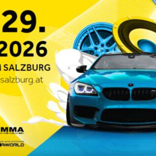 Eine sportliche blaue Limousine steht vor einem bunten Hintergrund mit Lautsprechern. Die Veranstaltung findet vom 27. bis 29. März 2026 im Messezentrum Salzburg statt. | © Messezentrum Salzburg