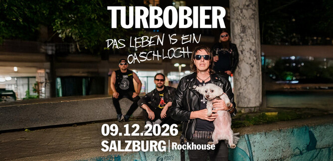 A musical event with the band Turbobier. The picture shows the musicians in an urban environment, surrounded by trees and a graffiti-decorated background. | © Turbobier, Rockhouse Salzburg