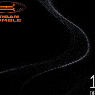 Un design moderno con uno sfondo nero e un motivo sinuoso. In alto a sinistra c'è il logo "Urban Rumble", e la data "13. DEC" è visibile in basso a destra. | © Jazzit