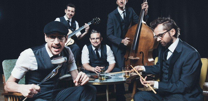 Egy öt fős zenei együttes együtt játszik. Elegáns öltönyöket viselnek és egy laza légkörben tűnnek fel. | © Marija Kanizaj