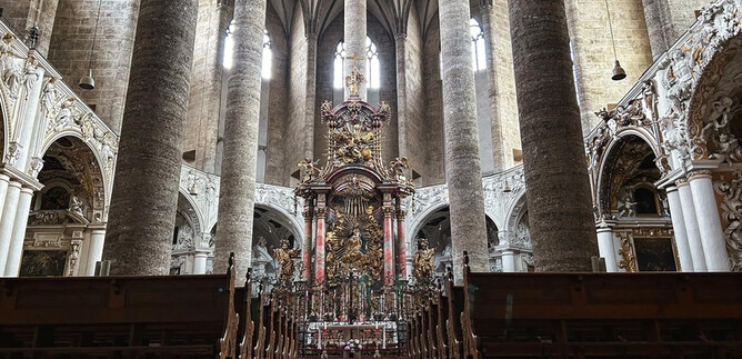An impressive church with tall columns and an ornate altar in the background. The rays of light pour through the windows, creating a peaceful atmosphere. | © TSG_B. Brunauer