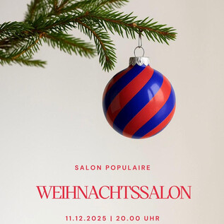 Eine Weihnachtskugel hängt an einem Zweig. Der Hintergrund ist hell und neutral. | © Schauspielhaus Salzburg