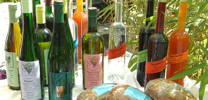 Eine Auswahl von Flaschen mit verschiedenen Getränken steht auf einem Tisch. Im Vordergrund sind einige Fladenbrot-ähnliche Produkte sichtbar. | © Stadt Salzburg