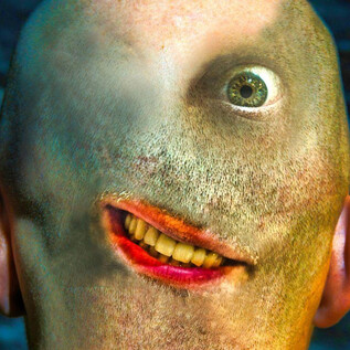 Ein surrealer Kopf mit einem ungewöhnlichen Gesichtsausdruck und einer Mischung aus menschlichen und tierischen Merkmalen. Die Augen und der Mund sind auffällig und erzeugen eine bizarre Stimmung. | © Benjamin Blaikner