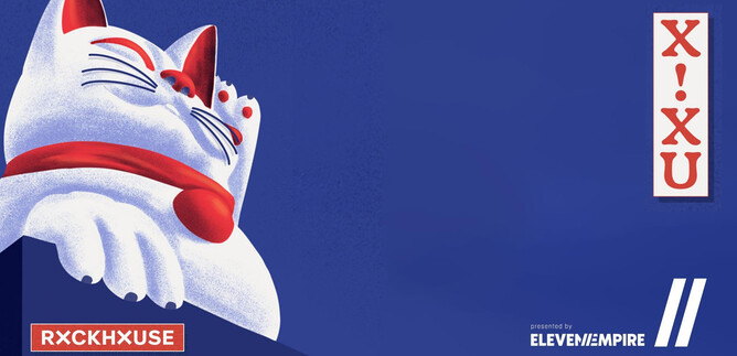 Ein stilisierter Glückskatze (Maneki-neko) auf einem blauen Hintergrund. Die Katze hebt eine Pfote und trägt ein rotes Halsband. | © Rockhouse Salzburg