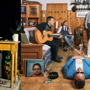 The image shows two scenes. On the left, a man is sitting at a table and eating, while on the right, several people are together in a room with furniture and a television, some in conversations and others relaxed. | © Alpkan_Theater Meggenhofen