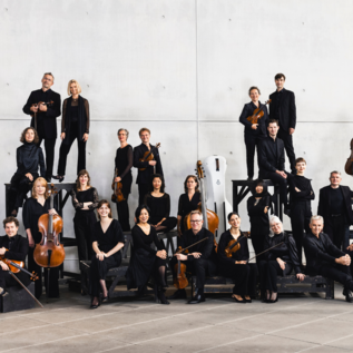 A group of musicians is playing together on a stage. The room has high windows and an acoustically pleasant atmosphere. | © Daniel-Delang