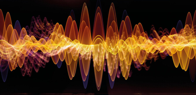 Un gruppo di musicisti suona insieme su un palco. La stanza ha alte finestre e un'atmosfera acusticamente gradevole. | © ingimage