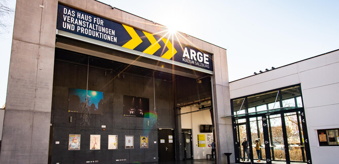A modern designed building with a large entrance. Above it is the inscription "ARGE - The House for Events and Productions". | © www.hannelore-kirchner.com