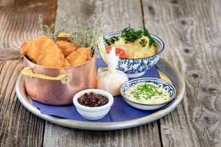 Goldgassen Backhenderl im Kupferpfandl | © Catalin Cucu