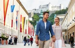 couple in the Hofstallgasse in front of the Festspielhaus | © Tourismus Salzburg GmbH / A. Hechenberger